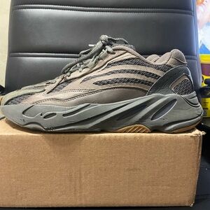 Men's Gray Athletic Sneakers Yeezy 700